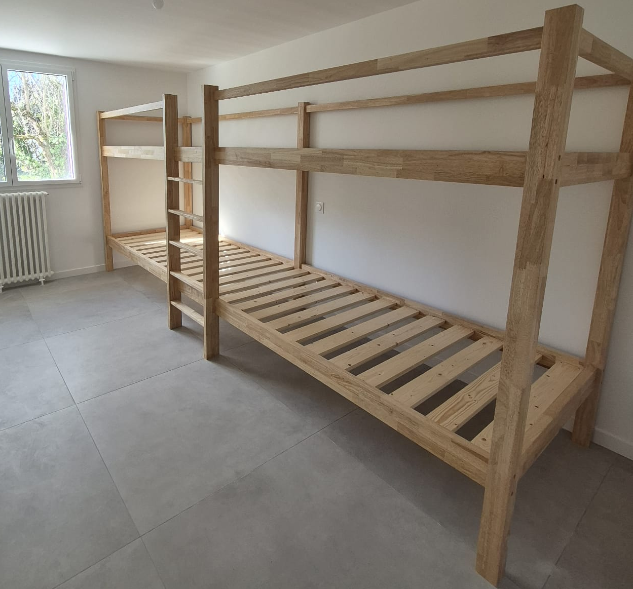Lit surélevé sur mesure en bois