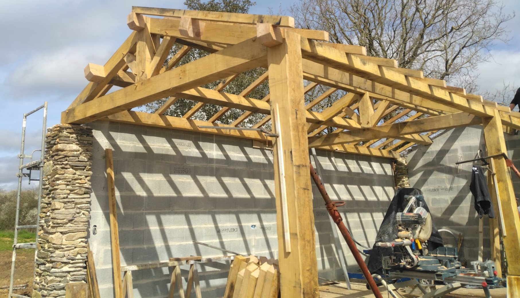 Charpente en bois en cours de pose sur un chantier